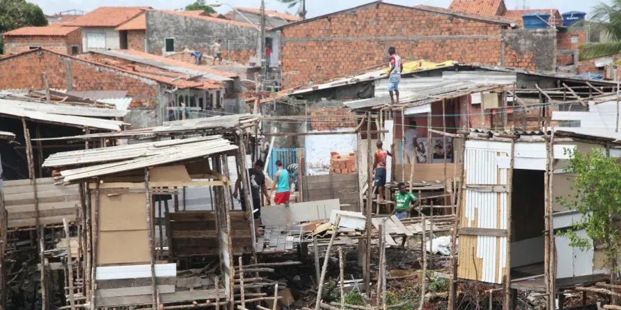 Habitação improvisada no Maranhão: Estado tem o dobro de pessoas vivendo de Bolsa Família em comparação ao número de trabalhadores | Foto: Reprodução/Redes sociais