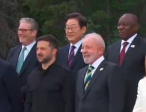 Durante o evento no Canadá, Lula cometeu uma série de gafes, incluindo conversas fora de contexto e até um empurrão em Zelensky no momento da foto oficial | Foto: Reprodução/Twitter/X