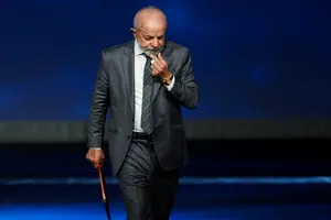 Lula sobe ao palco, depois de proferir um discurso durante o Fórum de Economia e Finanças Azuis (BEFF) em Mônaco - 8/6/2025 | Foto: Manon Cruz/Pool/Reuters