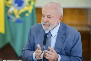 Lula afirma que a crise atual não é econômica, mas política