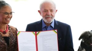 Ao lado da ministra do Meio Ambiente, Marina Silva, Lula anunciou mais de R$ 800 milhões do Fundo da Amazônia para proteção ambiental | Foto: Fabio Rodrigues-Pozzebom/ Agência Brasil