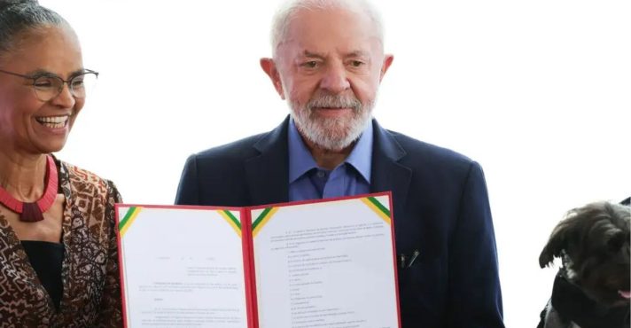 Ao lado da ministra do Meio Ambiente, Marina Silva, Lula anunciou mais de R$ 800 milhões do Fundo da Amazônia para proteção ambiental | Foto: Fabio Rodrigues-Pozzebom/ Agência Brasil