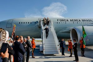 Lula desembarca no Aeroporto Internacional de Calgary, Canadá