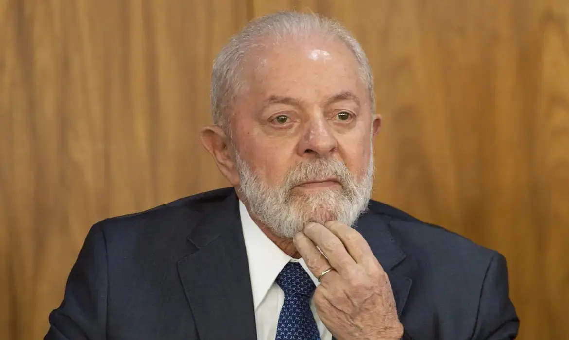 Presidente Lula da Silva: apreensão com a perda crescente de apoio no Congresso e busca de socorro com dinheiro público | Foto: Marcello Camargo/Agência Brasil
