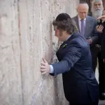 Milei, em 2024, durante visita ao Muro das Lamentações, em Jerusalém | Foto: Reprodução/Twitter/X