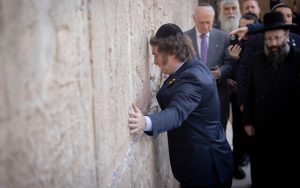 Milei, em 2024, durante visita ao Muro das Lamentações, em Jerusalém | Foto: Reprodução/Twitter/X