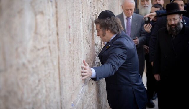 Milei, em 2024, durante visita ao Muro das Lamentações, em Jerusalém | Foto: Reprodução/Twitter/X