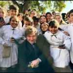 Javier Milei em companhia de crianças: órgão internacional reconhece diversos avanços na gestão econômica e social argentina | Foto: Reprodução/Twitter/X