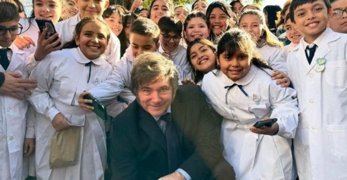 Javier Milei em companhia de crianças: órgão internacional reconhece diversos avanços na gestão econômica e social argentina | Foto: Reprodução/Twitter/X