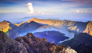 Monte Rinjani, na Indonésia, local de trilha de vulcão onde brasileira caiu e morreu