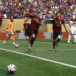Danilo, em primeiro plano, comemora o segundo gol do Flamengo contra o Chelsea - 20/6/2025 | Foto: Lee Smith/Reuters
