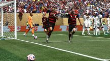 Danilo, em primeiro plano, comemora o segundo gol do Flamengo contra o Chelsea - 20/6/2025 | Foto: Lee Smith/Reuters