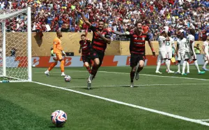 Danilo, em primeiro plano, comemora o segundo gol do Flamengo contra o Chelsea - 20/6/2025 | Foto: Lee Smith/Reuters