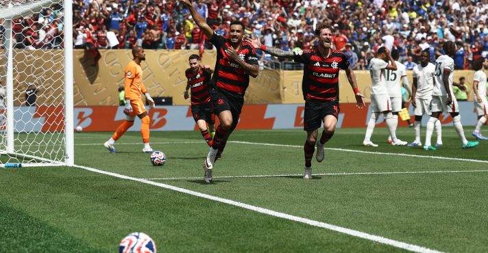 Danilo, em primeiro plano, comemora o segundo gol do Flamengo contra o Chelsea - 20/6/2025 | Foto: Lee Smith/Reuters