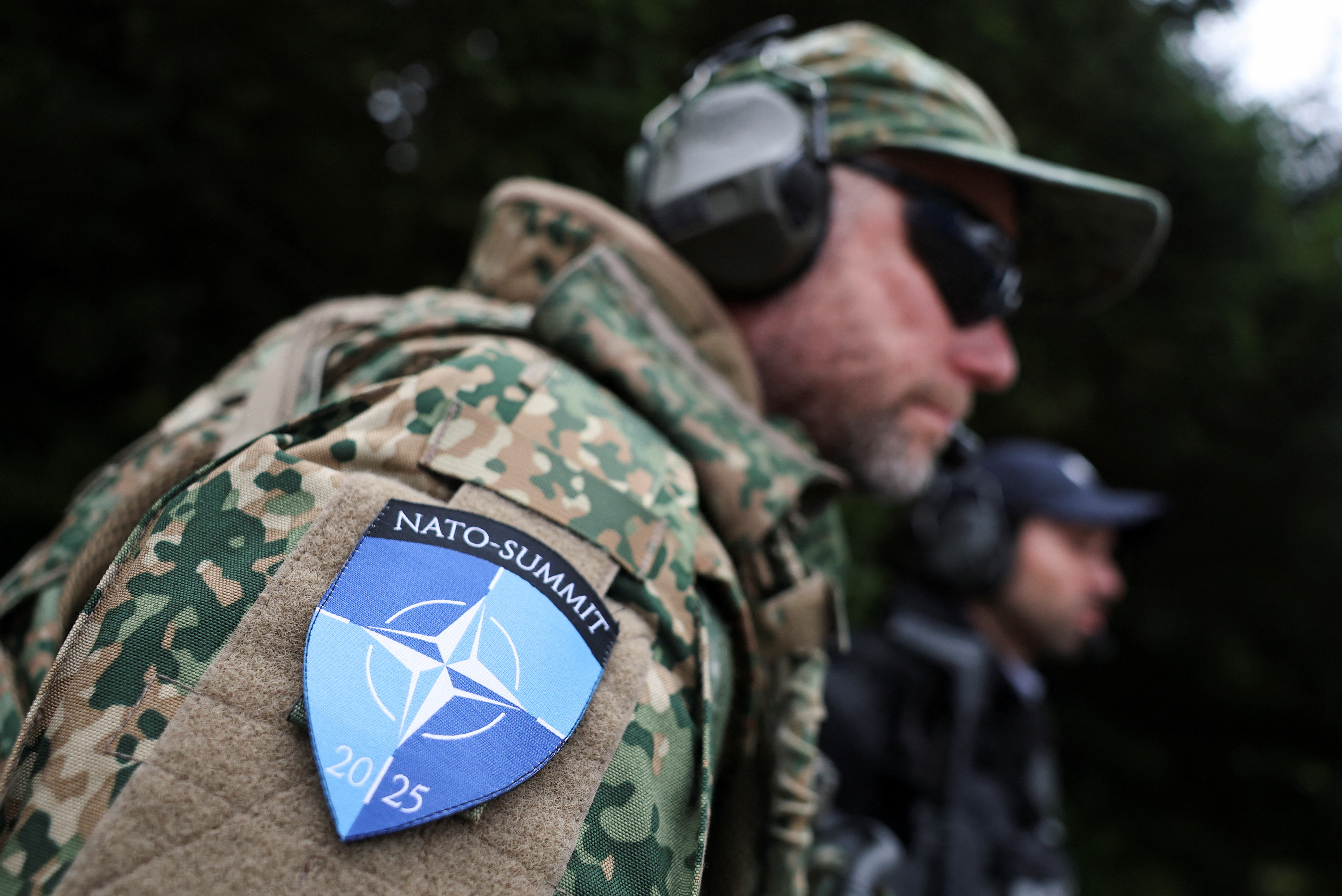 Um integrante da guarda militar, no primeiro dia de uma cúpula da Otan, em Haia, na Holanda - 24/6/2025 | Foto: Toby Melville/Reuters