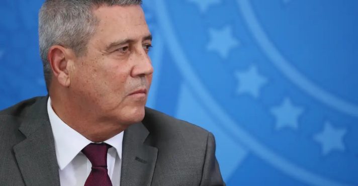 O general Walter Braga Netto, que segue preso: juristas questionam conduta das autoridades em Brasília | Foto: Isac Nóbrega/PR/Arquivo