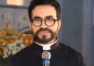 O padre Fábio de Melo, que se envolveu em polêmica numa cafeteria: denúncia pode comprometer futuro junto ao Vaticano | Foto: Reprodução/Instagram