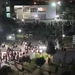 Pessoas do lado de fora de prédios, depois de terremoto na Turquia