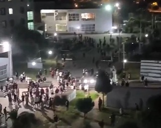 Pessoas do lado de fora de prédios, depois de terremoto na Turquia