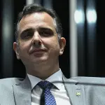 Senador Rodrigo Pacheco (PSD-MG) à mesa, no Plenário do Senado Federal durante sessão deliberativa ordinária (28/5/2025)