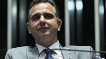Senador Rodrigo Pacheco (PSD-MG) à mesa, no Plenário do Senado Federal durante sessão deliberativa ordinária (28/5/2025)