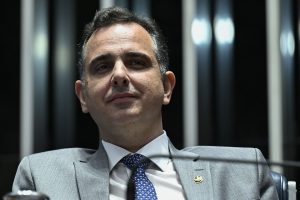 Senador Rodrigo Pacheco (PSD-MG) à mesa, no Plenário do Senado Federal durante sessão deliberativa ordinária (28/5/2025)