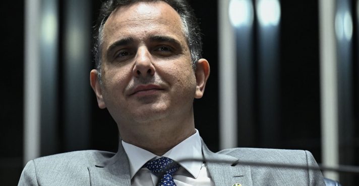 Senador Rodrigo Pacheco (PSD-MG) à mesa, no Plenário do Senado Federal durante sessão deliberativa ordinária (28/5/2025)
