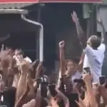 Poze do Rodo deixou o local a pé, com bermuda, camiseta e chinelos | Foto: Reprodução/Redes sociais