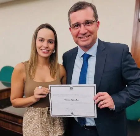 A primeira-dama Kelly Abonizio durante a cerimônia de posse de seu marido, o prefeito Cassiano Maia (PSDB) | Foto: Reprodução/Instagram