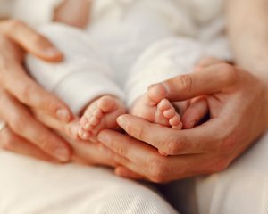 Em depoimento, o agressor alegou acreditar que o casal tentava furar a fila usando um ‘bebê’ reborn | Foto: Prostooleh/Freepik