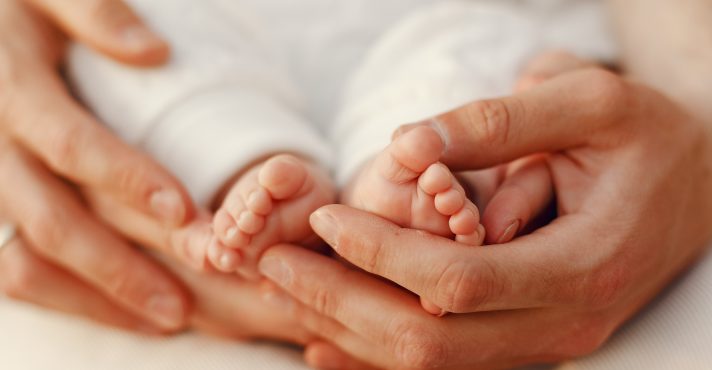 Em depoimento, o agressor alegou acreditar que o casal tentava furar a fila usando um ‘bebê’ reborn | Foto: Prostooleh/Freepik