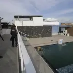 Policias vistoriam uma das casas de luxo mantidas por traficantes em área irregular, no Rio de Janeiro | Foto: Reprodução/Twitter/X