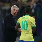 Técnico do Brasil, Carlo Ancelotti, e Vinicius Junior comemoram o gol da vitória da Seleção contra o Paraguai - 10/6/2025 | Foto: Jorge Silva/Reuters