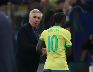 Técnico do Brasil, Carlo Ancelotti, e Vinicius Junior comemoram o gol da vitória da Seleção contra o Paraguai - 10/6/2025 | Foto: Jorge Silva/Reuters