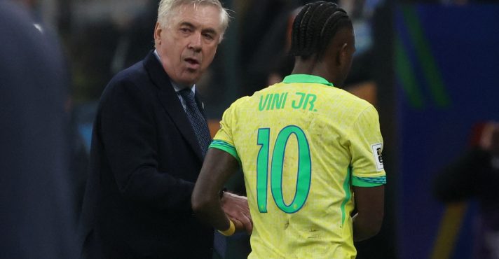 Técnico do Brasil, Carlo Ancelotti, e Vinicius Junior comemoram o gol da vitória da Seleção contra o Paraguai - 10/6/2025 | Foto: Jorge Silva/Reuters