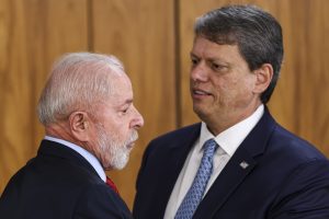O presidente Luiz Inácio Lula da Silva e o governador de São Paulo Tarcísio de Freitas