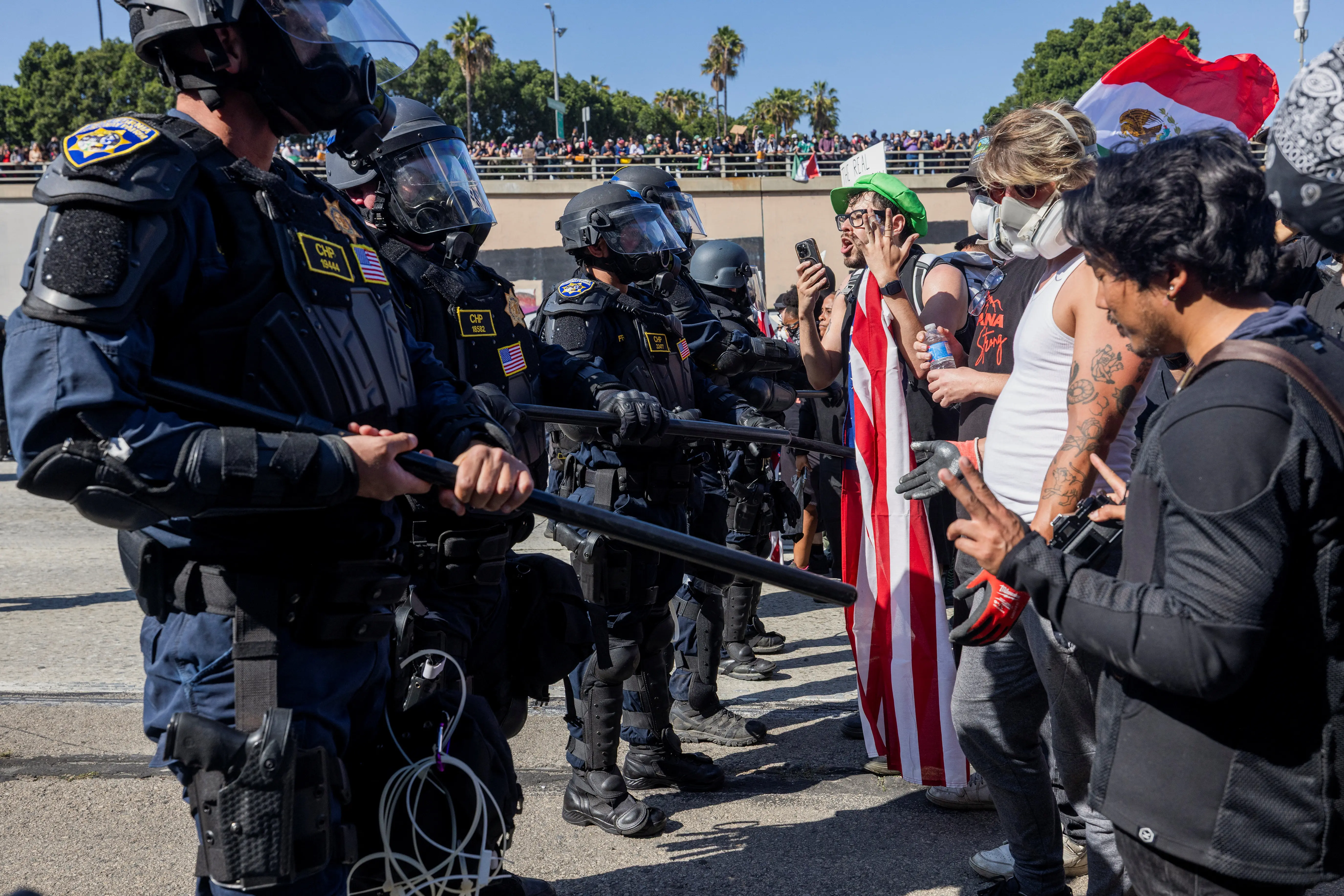Oficiais da Patrulha Rodoviária da Califórnia (CHP) guardam uma rodovia durante um protesto no centro de Los Angeles, Califórnia - 8/6/2025 | Foto: Barbara Davidson/Reuters