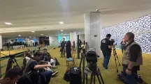 Cercado onde a imprensa brasileira foi colocada para acompanhar o Brics, localizado no salão verde da Câmara | Foto: Sarah Peres/Revista Oeste