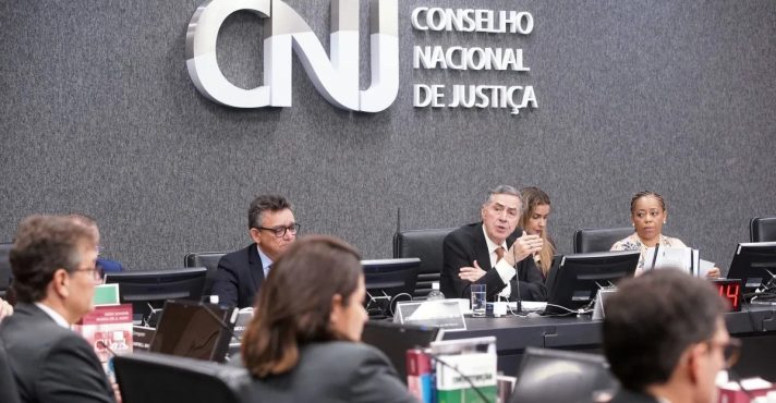 Ministro Barroso durante reunião no CNJ: mais uma ajuda ao governo | Foto: Divulgação/CNJ