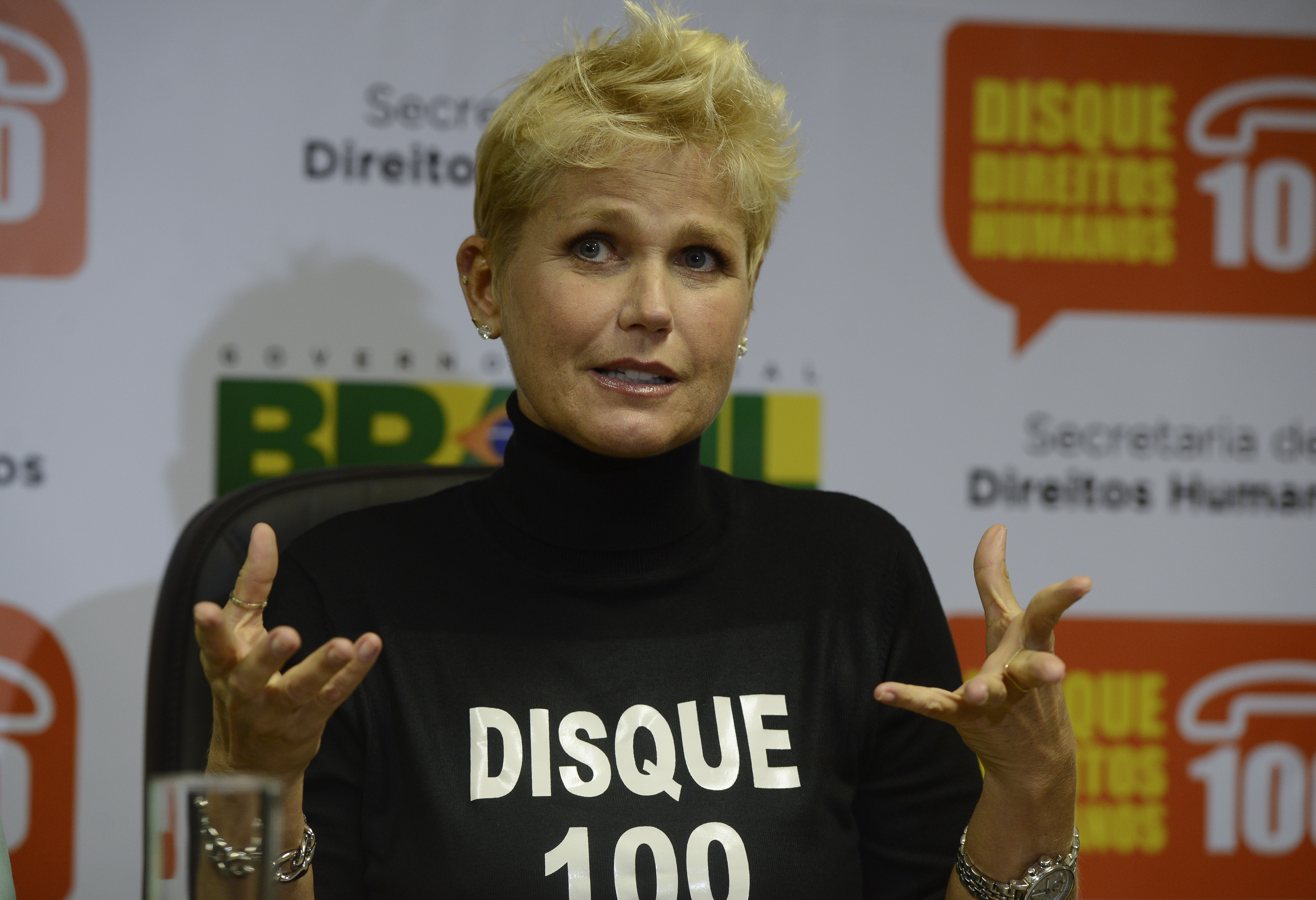 A menina, então com 1 ano, aparece na imagem dormindo com o rosto apoiado em um pôster de Xuxa | Foto: Fábio Rodrigues Pozzebom/Agência Brasil