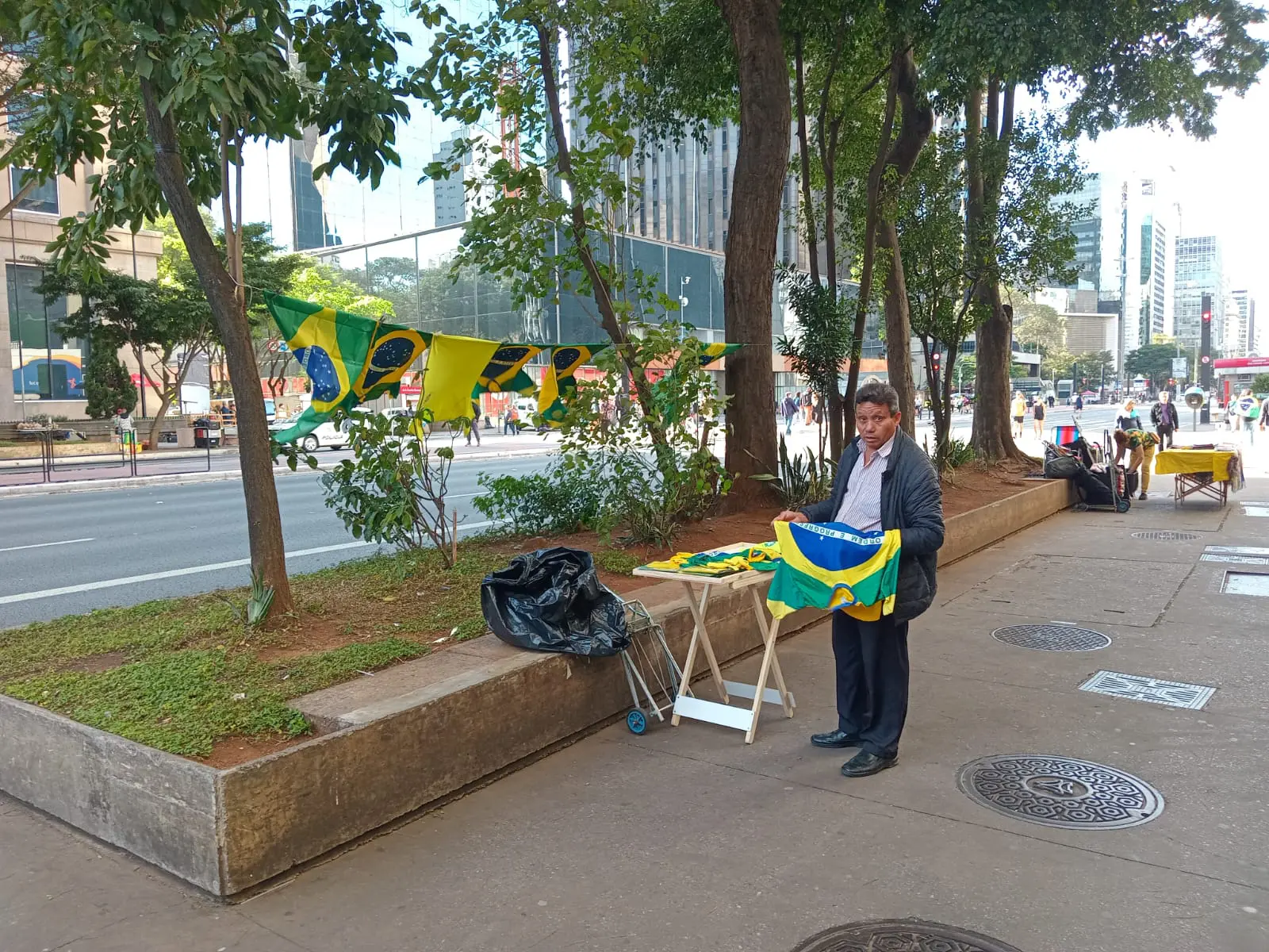 comerciante de bandeiras e camisas do brasil