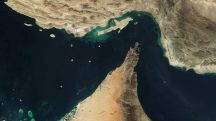 O Estreito de Ormuz fica localizado entre o Irã e Omã | Foto: Jacques Descloitres/NASA