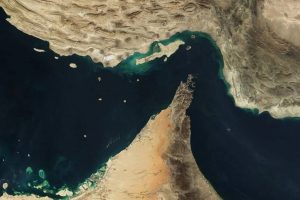 O Estreito de Ormuz fica localizado entre o Irã e Omã | Foto: Jacques Descloitres/NASA