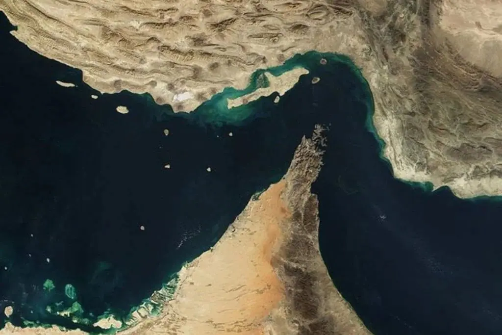 O Estreito de Ormuz fica localizado entre o Irã e Omã | Foto: Jacques Descloitres/NASA