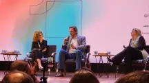 A jornalista Miriam Leitão e o ministro da Fazenda Fernando Haddad durante um evento da Abraji | Foto: Abraji