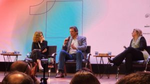 A jornalista Miriam Leitão e o ministro da Fazenda Fernando Haddad durante um evento da Abraji | Foto: Abraji