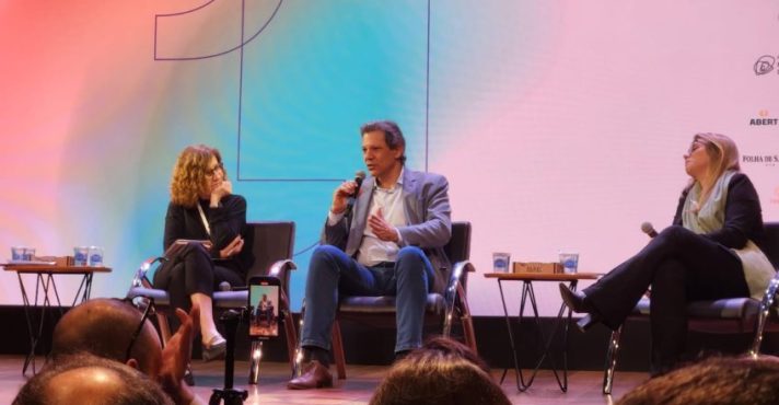 A jornalista Miriam Leitão e o ministro da Fazenda Fernando Haddad durante um evento da Abraji | Foto: Abraji