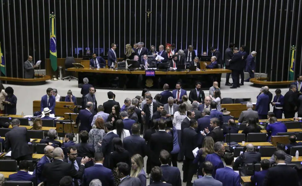Câmara votações trabalho no feriado IOF