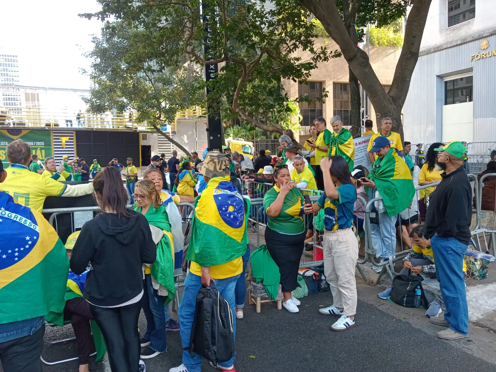 Manifestantes reunidos em frente ao trio elétrico posicionado na Avenida Paulista