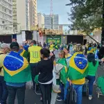manifestantes em frente ao trio elétrico - justiça já - avenida paulista